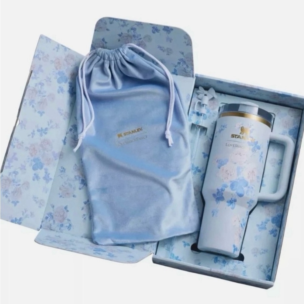 Stanley x LoveShackFancy 40 oz “Everblooming Rosettes” 💙